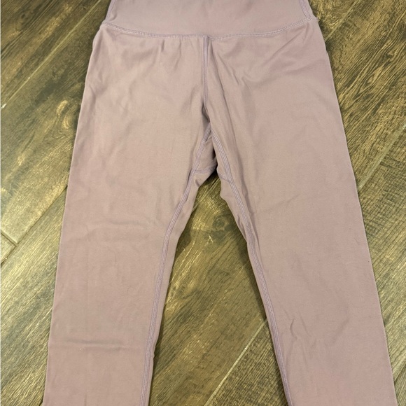 Buffbunny crop leggings in mauve 

Size is small and slight pilling - Picture 2 of 4